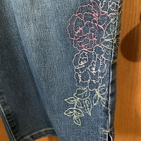 Blue Jean capri pants - Picture 2 of 5